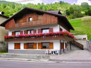 a house with a balcony with flowers on it at Casa Ilaria in Campolongo