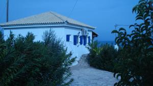 Fotografia z galérie ubytovania Villa Panorama Michalis Haikos two minutes walk to the beach Peroulia v destinácii Kómboi