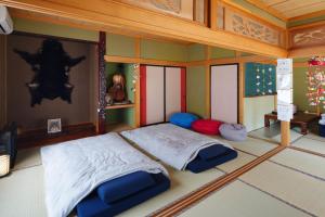 a bedroom with a bed in the corner of a room at 信の宿 花巻 in Hanamaki