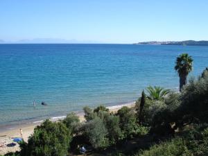 Fotografia z galérie ubytovania Villa Panorama Michalis Haikos two minutes walk to the beach Peroulia v destinácii Kómboi