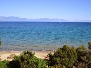 Fotografia z galérie ubytovania Villa Panorama Michalis Haikos two minutes walk to the beach Peroulia v destinácii Kómboi