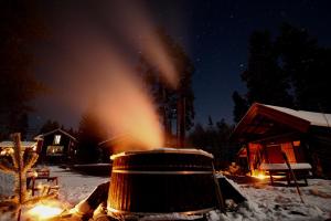 Rustika strandstugor utanför Rättvik semasa musim sejuk