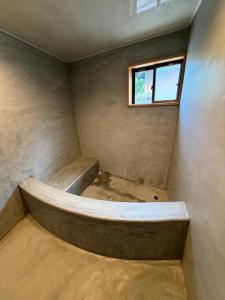 a small tub in a room with a window at 和風アンドラン in Minamiawaji +23 photos