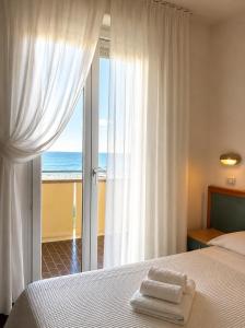 A bed or beds in a room at Hotel Artide - Beach Front