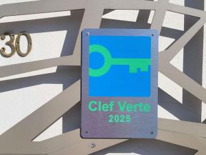 a sign on the side of a building at Hôtel Mercure Paris Suresnes Longchamp in Suresnes