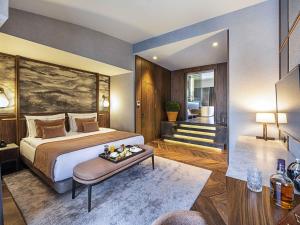 ein Schlafzimmer mit einem Bett und einem Tisch in einem Zimmer in der Unterkunft Rixos Sungate - The Land of Legends Access in Beldibi