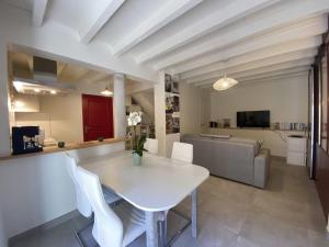 a white table and chairs in a living room at Le réveil des oiseaux in Taillet