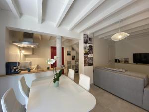 a living room with a white table and a couch at Le réveil des oiseaux in Taillet