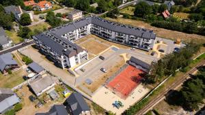 an overhead view of a building with a lot at Flatbook Rodzinne Apartamenty Jantar Resort z Parkingiem, Placem Zabaw i Wiatą Grillową in Jantar