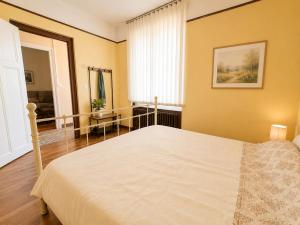 a bedroom with a large white bed in a room at Le boudoir de Marie in Montluçon