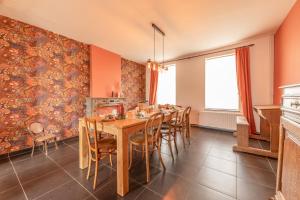 a dining room with a wooden table and chairs at Gîte Athois la campagne in Ath