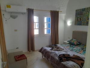a bedroom with a bed and a window at Taguermess Tag 4 in Taguermess