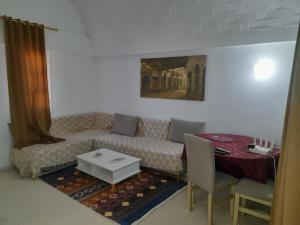 a living room with a couch and a table at Taguermess Tag 4 in Taguermess