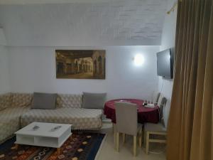 a living room with a couch and a table at Taguermess Tag 4 in Taguermess