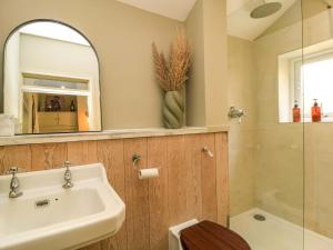 a bathroom with a sink and a toilet and a mirror at Well Cottage in Chipping Norton +12 photos