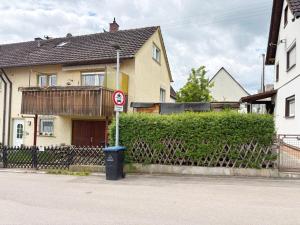 a no parking sign in front of a house at Monteurhaus in Giengen an der Brenz-Burgberg in Giengen an der Brenz