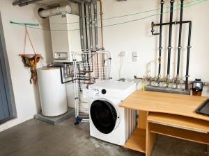 a washer and dryer in a laundry room at Monteurhaus in Giengen an der Brenz-Burgberg in Giengen an der Brenz