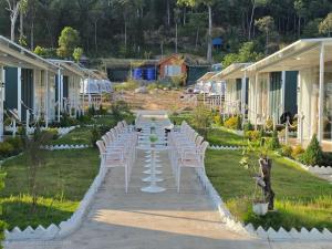 a white table and chairs in a row of houses at Green House 168 in Kaôh Rŭng (3)