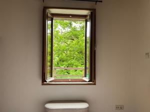 a window in a room with a tree at Casa das Minas in Zobra