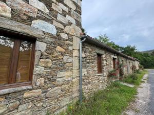 a stone building with windows on the side of it at Casa das Minas in Zobra