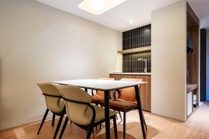 a kitchen and dining room with a table and chairs at 천호 호텔 코드 in Seoul