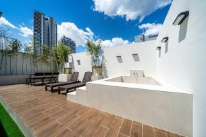 a patio with a tub in the side of a building at 천호 호텔 코드 in Seoul
