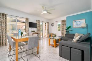 a living room with a couch and a table at Club Oasis Flat in Málaga