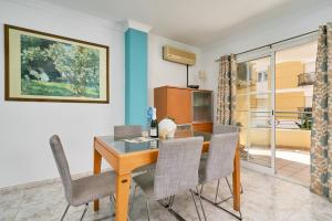 a dining room with a table and chairs at Club Oasis Flat in Málaga