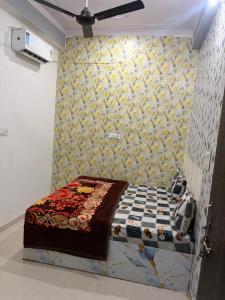 a bed in a room with a wall at Hotel karishna palace in Rīngas