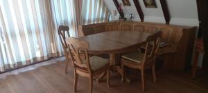 a wooden table with two chairs and a wooden table at Ferienpark Vorauf Typ B/Oslo Wacholderweg 10 in Siegsdorf