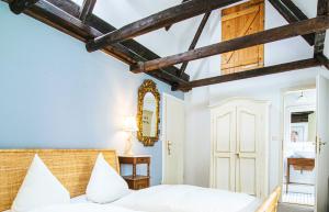 a bedroom with a large bed with white sheets at Herzog Friedlich Hotel Garni in Friedrichstadt