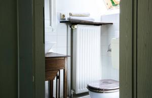 a bathroom with a toilet and a sink at Herzog Friedlich Hotel Garni in Friedrichstadt