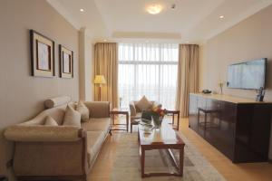 فندق غيتفام في أديس أبابا: غرفة معيشة مع أريكة وتلفزيون