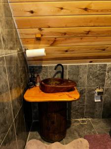 a bathroom with a wooden sink on a wooden table at Himora Suit Bungalov in Ardeşen