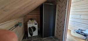 a washer and dryer in a tiny house at Taga-Kalda in Nüpli