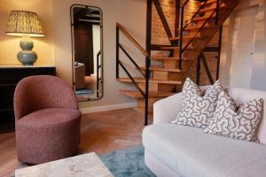 a living room with a chair and a mirror at Ascot Hotel in Copenhagen
