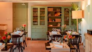 a restaurant with tables and chairs in a room at Es Mayolet in Manacor