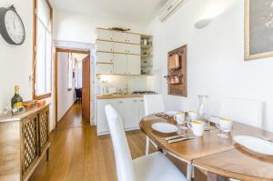 a kitchen and dining room with a wooden table at Citadelle in Venice
