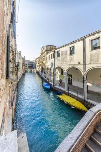 ヴェネツィアにあるCitadelleの水上二隻の船を乗せた都市運河