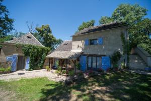 an old house with a thatched roof at Chambre d'hotes La Source Aveyron in Saint-André-de-Najac