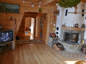 TV a/nebo společenská místnost v ubytování Dom z widokiem na Tatry