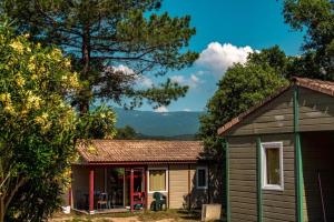 a cottage with a view of the mountains at Chalet 2 étoiles - Piscine - ccbgdfh in Porto-Vecchio
