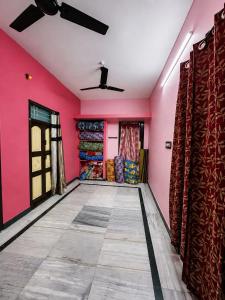 a room with pink walls and a ceiling at CR Private Villa in Tiruvannāmalai