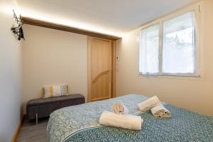 a bedroom with a bed with towels on it at Chambre d'hôtes Basinroche in Saulxures-sur-Moselotte