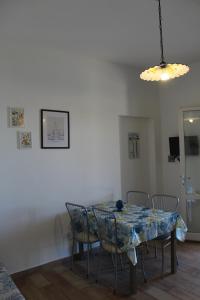 a dining room with a table and four chairs at Baia dei Fenici in Birgi Vecchi +9 photos