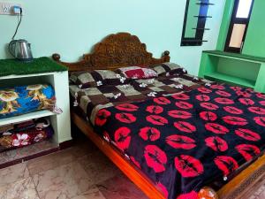 a bedroom with a bed with a black and red blanket at CR Private Villa in Tiruvannāmalai +8 photos