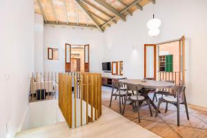 a dining room with a table and chairs at Casa del Call in Palma de Mallorca