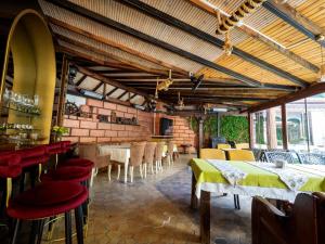 a restaurant with tables and chairs in a room at AKİFBEY KONAĞI in Kastamonu