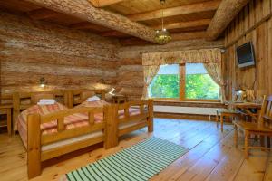 a bedroom with a bed and a desk in a room at Greete Motel in Soontaga