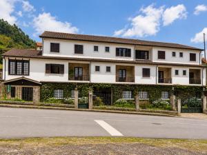 a building on the side of a road at Serrana Gerês Inn in Geres
